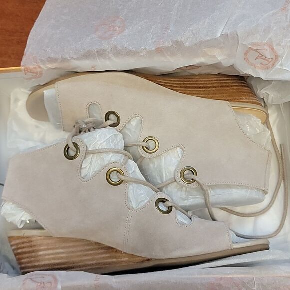 Bella Vita Clud Suede Ingrid Wedge Sandals Size 8 - Picture 2 of 9